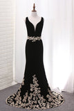 2024 Velvet Evening Dresses V Neck Mermaid With Applique P5NNY2TZ